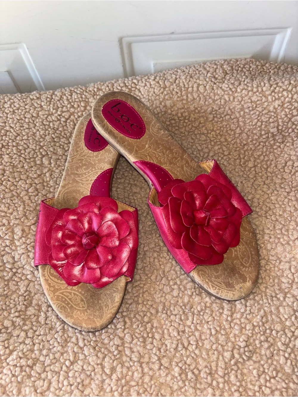 B.O.C. Born fuschia leather flower slide sandals size 10